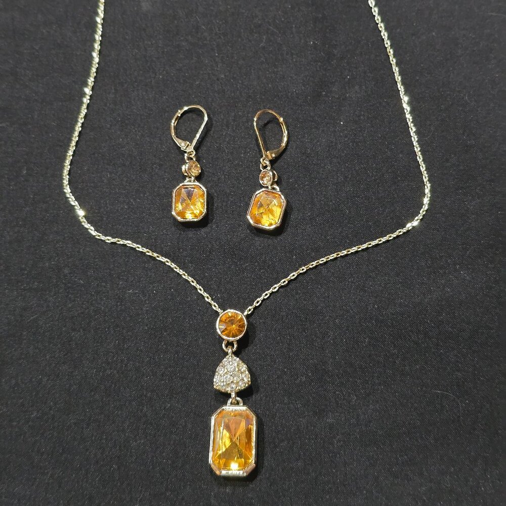 AVON Necklace and Earrings set